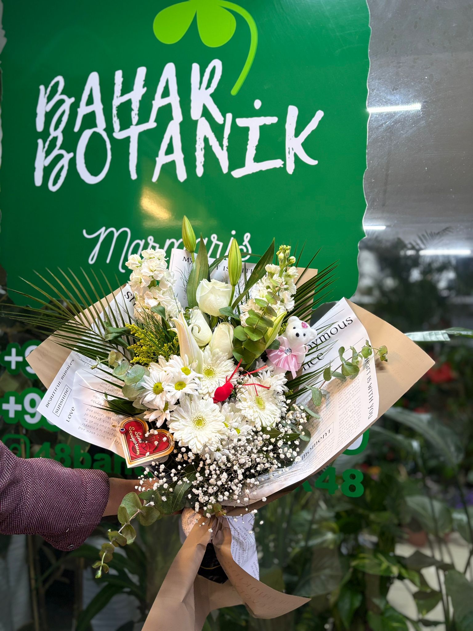WhatsApp Image 2026-01-28 at 15.50.37 Beyaz Zarafet Ayıcıklı Çiçek Buketi - Görsel 1